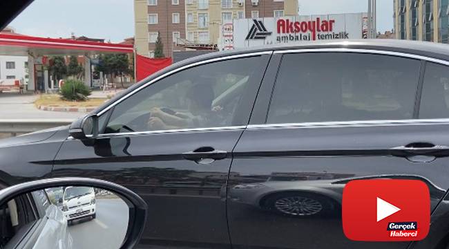 Kucağında çocuğuyla D-100 karayolunda araç kullandı