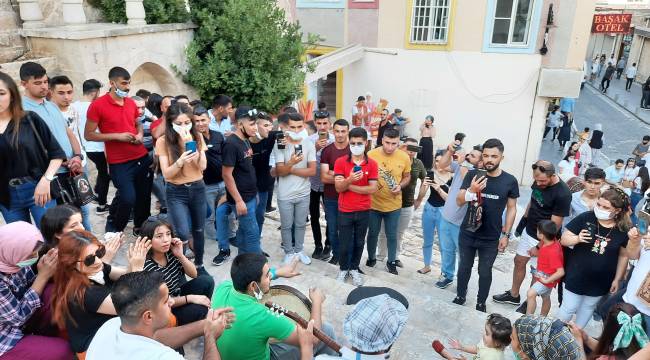 Mardin'de korona virüse 'alkış' tuttular