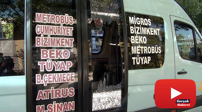 Minibüsten indirilen fazla yolcu yumruklayarak camı kırdı
