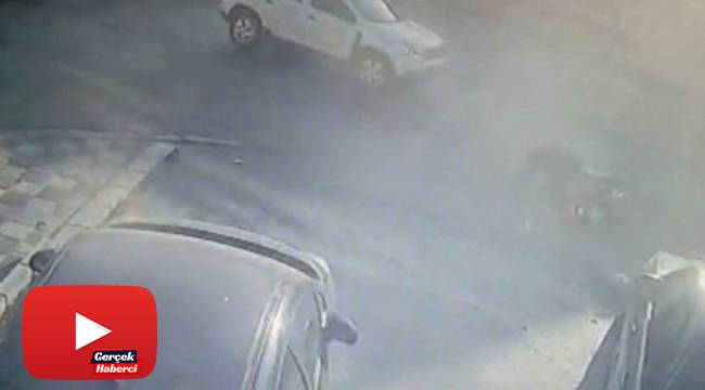 Otomobilin çarptığı motosiklet sürücüsü böyle savruldu