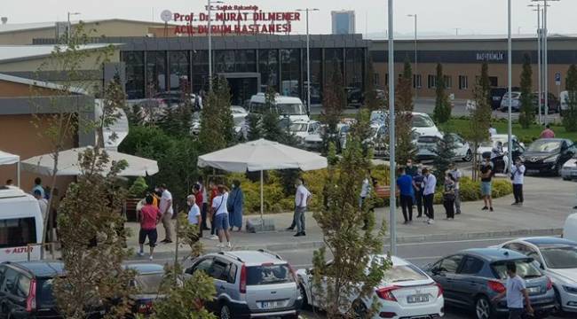 Pandemi hastanesinin önünde Kovid-19 test kuyruğu