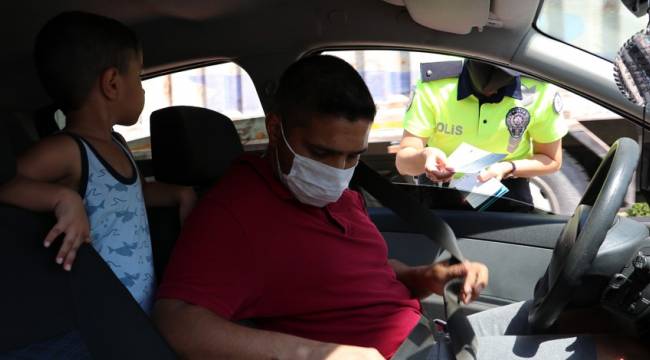 Polisi gören sürücüler emniyet kemerini taktı