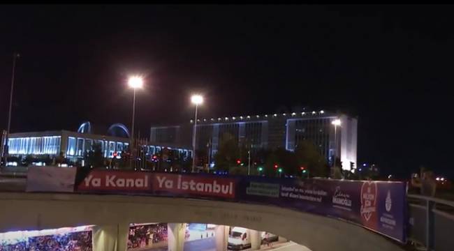 Polisler gece yarısı İBB'nin Kanal İstanbul afişlerini söktü