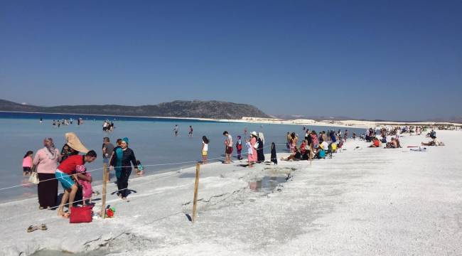 Salda Gölü'nde vatandaşların oluşturduğu çamur havuzları yasaklandı