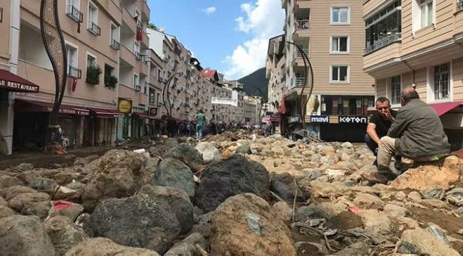 Selde mahsur kalan aile 'Daha zorda olanlar var' diye helikopterle kurtarılmayı istemedi, 3 gün yürüyerek eve döndü