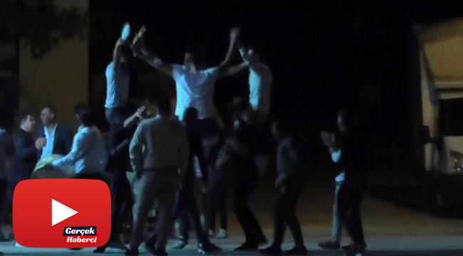 Sokak düğününde ne sosyal mesafe ne de maske kuralına uyuldu