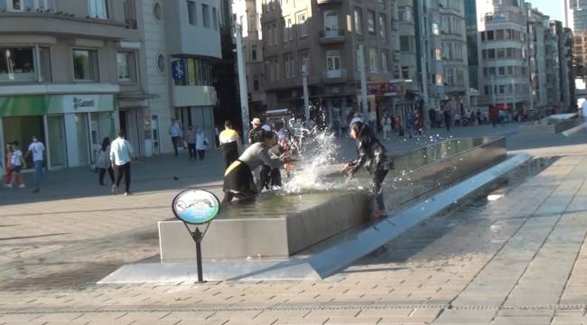 Taksim meydanda çocuklardan tehlikeli serinleme