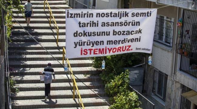 'Tarihi Asansör' sokağına yapılacak yürüyen merdivene mahalleliden pankartlı tepki