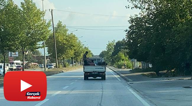 Tarım işçilerinin kamyonet kasasında tehlikeli yolculuğu