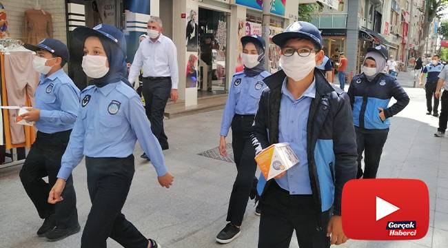 Temizliği bahane edip maske takmayan esnafa çocuk zabıtadan tepki: "Temizlik bahane değil maskenizi takın"
