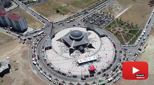 Türkiye’nin ilk Ay Yıldız camisi cuma namazıyla ibadete açıldı