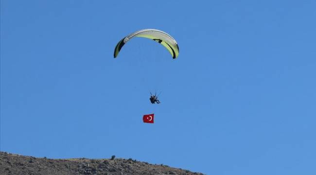 Yamaç paraşütçüleri 30 Ağustos Zafer Bayramı'nı gökyüzünde Türk bayrağı açarak kutladı