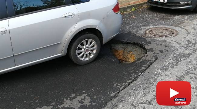 Yol çöktü, bir araç çukura düştü