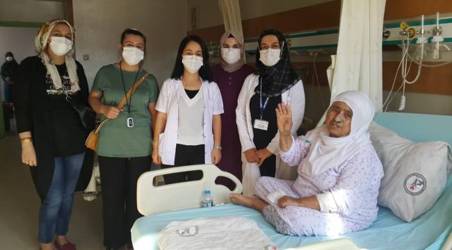 40 gün entübe kalan 75 yaşındaki kadın korona virüsü yendi