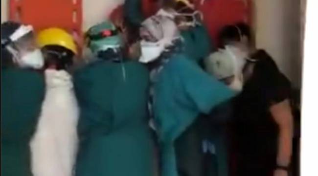 Acil serviste hayatını kaybeden kişinin yakınları hastaneyi bastı, sağlıkçılar sedyeyle korunmaya çalıştı