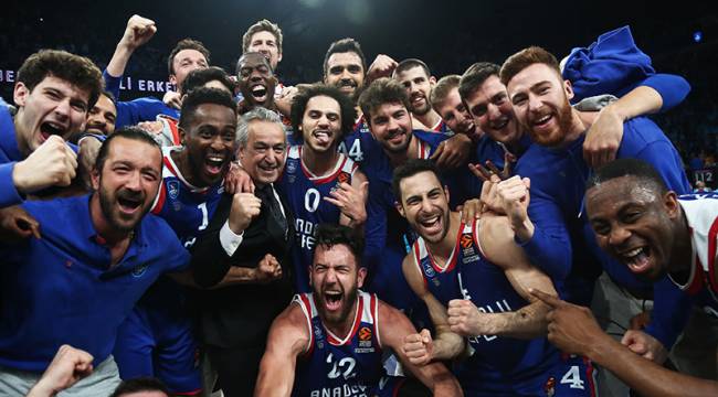 Anadolu Efes'te bir basketbolcunun Koronavirüs testi pozitif çıktı