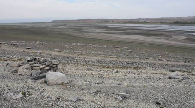 Arpaçay Barajı'nda su seviyesinin düşmesiyle Urartu mezarlığı ortaya çıktı
