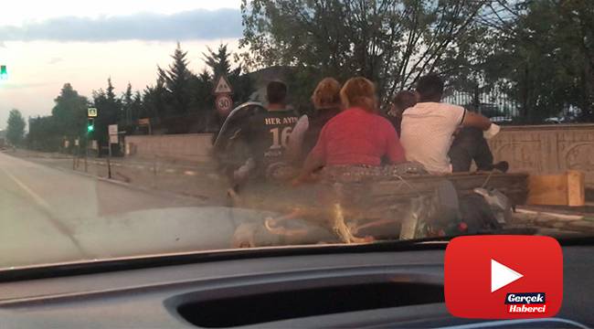 At arabası üstünde sosyal mesafe ve maske kuralını alt üst ettiler