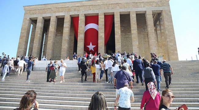 Atatürk’ün posterlerini içeri almayan Anıtkabir görevlileri hakkında suç duyurusu