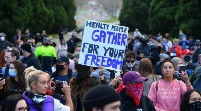 Avustralya'da koronavirüs kısıtlamaları protesto edildi