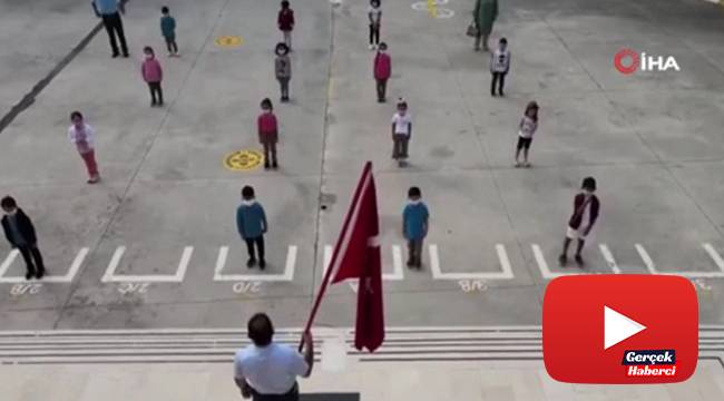 Bakan Selçuk, okullardaki ilk günün heyecanını sosyal medyada paylaştığı videoyla duyurdu