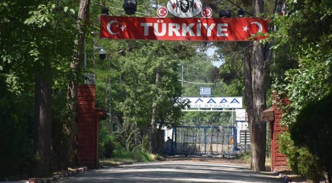 Biri eski emniyet amiri, diğeri komiser: Yurtdışına kaçarken yakalandılar