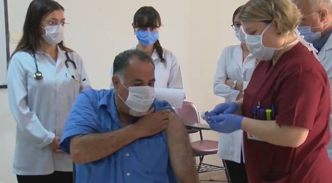 Covid-19 Faz 3: Cerrahpaşa'da ilk gönüllü aşılama yapıldı