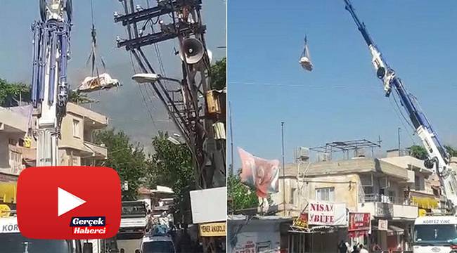 Evinde ölü bulunan adamın cesedi vinçle çıkartıldı