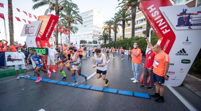 İzmir’de kurtuluş coşkusu maratonla taçlandı