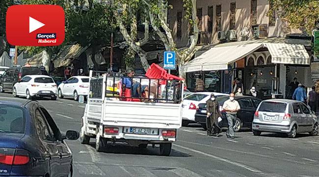 Kamyonet kasasında tehlikeli yolculuk