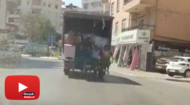 Kamyonetin kasasında tehlikeli yolculuk kamerada