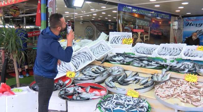 Karadeniz'de balık tezgahlarda, hamsi bekleniyor