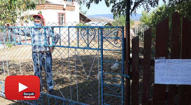 Karantinada olduğunu duyurmak için kapısına yazı yazdı