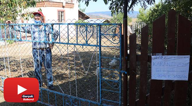 Karantinada olduğunu duyurmak için kapısına yazı yazdı