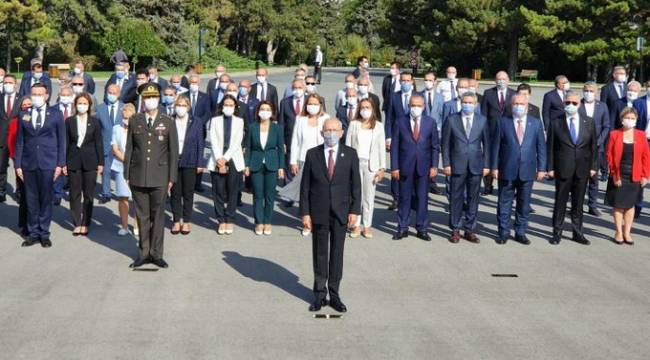 Kılıçdaroğlu ve parti yönetimi CHP'nin 97'nci kuruluş yıl dönümünde Anıtkabir'de