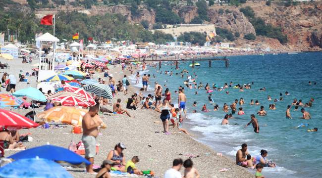 Konyaaltı sahilinde tehlikeli yoğunluk