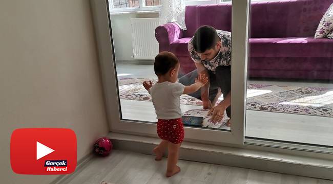 Korona virüslü baba, 2 yaşındaki kızını camın arkasından seviyor