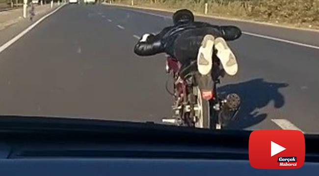 Motosikletini yatarak kullanan sürücü ölüme meydan okudu