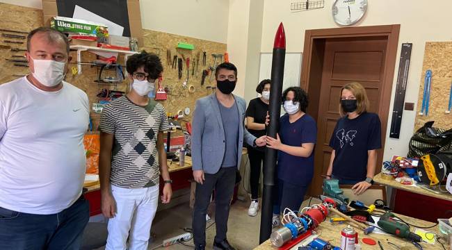 Öğretmen, öğrencileri ile 500 metre uçuş yapabilen roket üretti