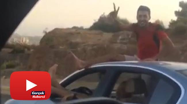 Seyir halindeki otomobilde 'pes' dedirten görüntüler