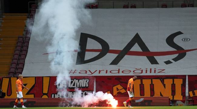 Seyircisiz oynanan Galatasaray - Fenerbahçe derbisinde sahaya dışarıdan işaret fişeği atıldı