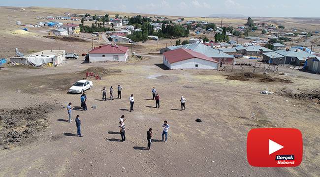Sinyal yakalayabilmek için 500 metre yol yürüyorlar