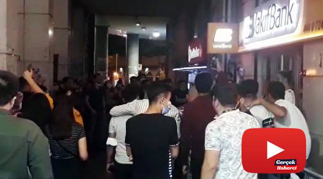 Sokak sanatçılarını dinlemek için toplanıp sosyal mesafe ve maskeyi unuttular