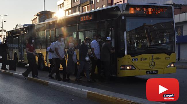 Sosyal mesafe hiçe sayıldı, yolcular otobüse binmek için birbiriyle yarıştı