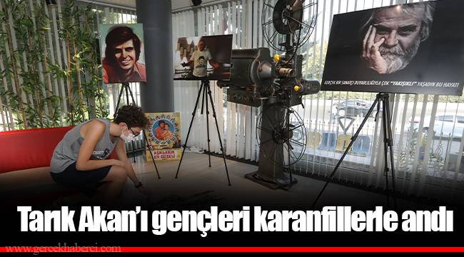 Tarık Akan’ı gençleri karanfillerle andı 
