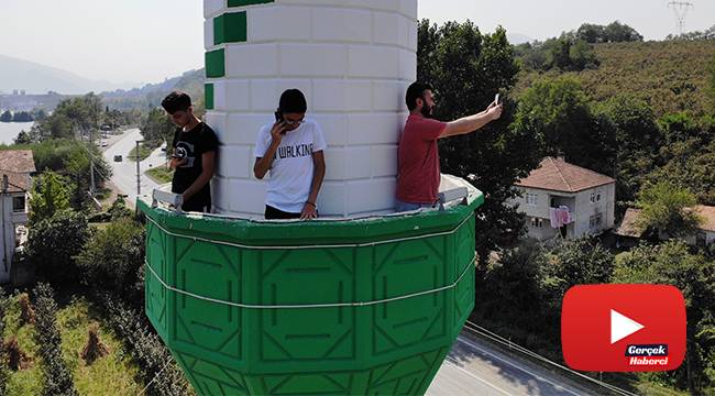 Telefon çekmeyen kırsal mahallede görüşmek için minareye çıkıyorlar