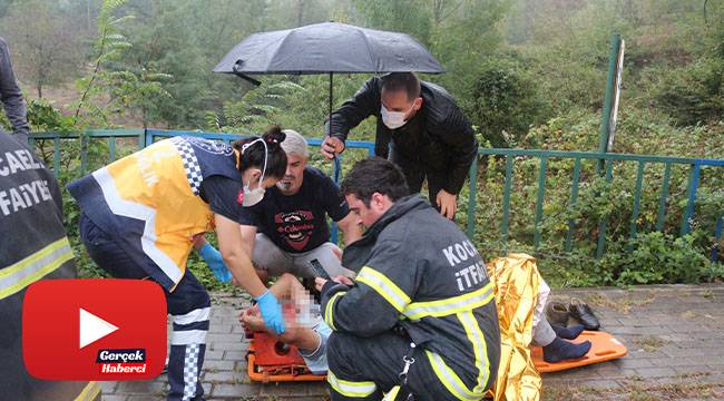 Yağan yağmurda yaralılar ıslanmasın diye şemsiyesini açarak dakikalarca bekledi