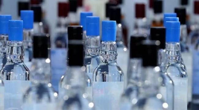 Antalya'da bir otelin deposunda 1108 litre sahte içki ele geçirildi