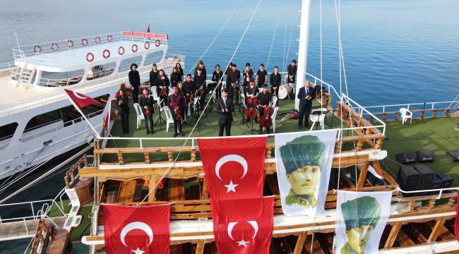 AYVALIK, CUMHURİYET BAYRAMI İÇİN SÜSLENDİ