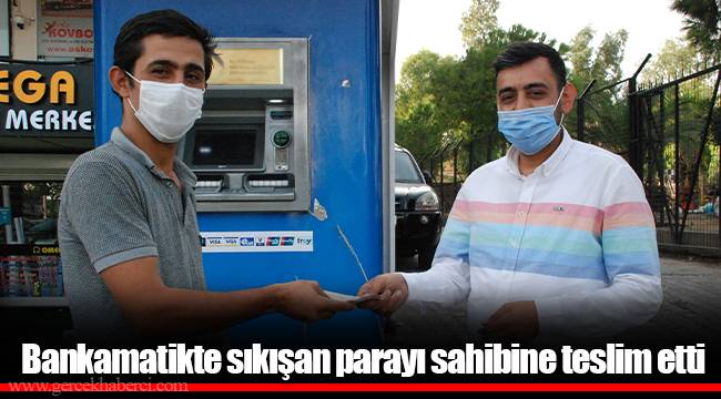 Bankamatikte sıkışan parayı sahibine teslim etti